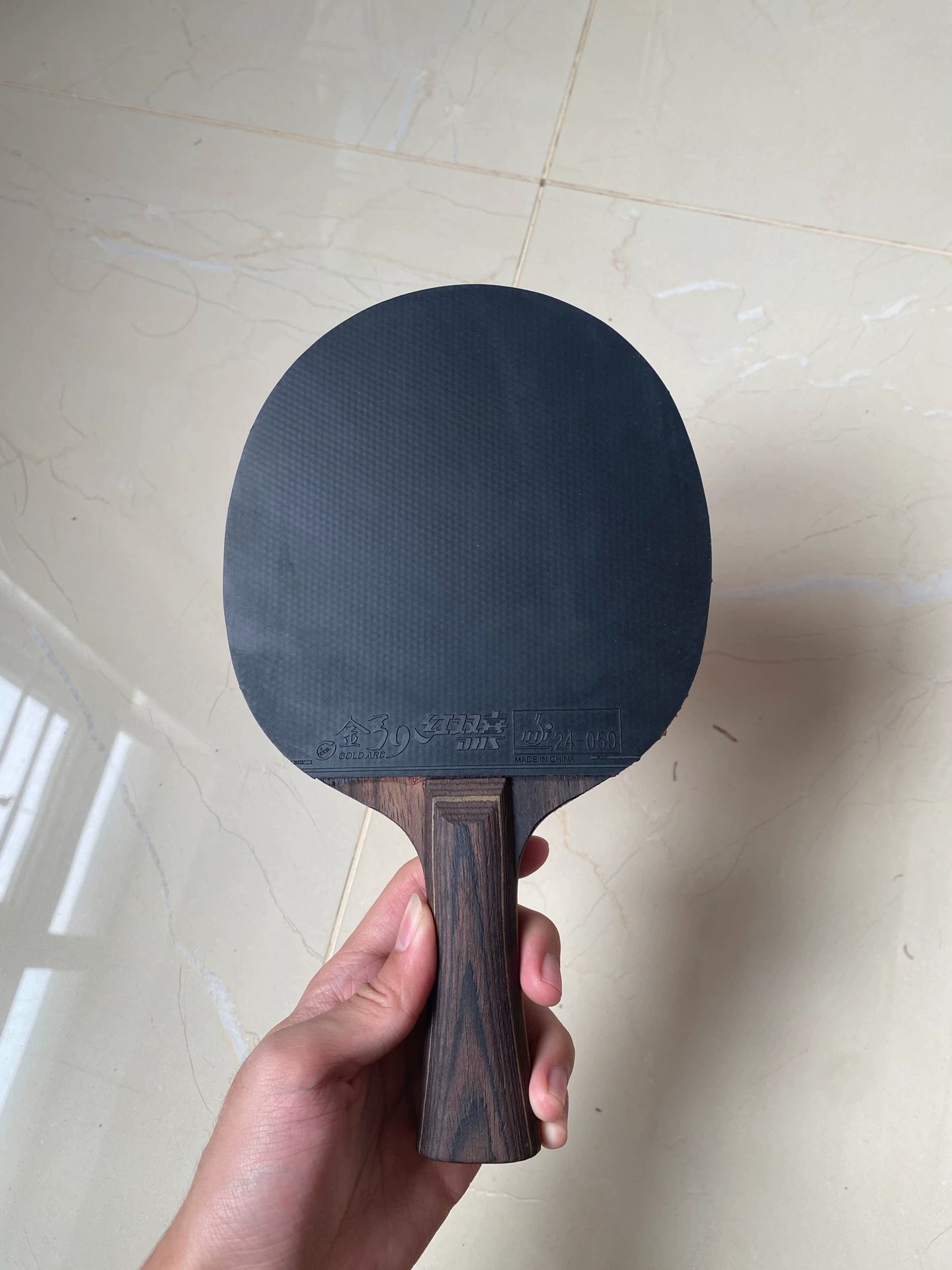 欧版斯蒂卡黑檀5 保真，轻微小磕碰，板面没有拉丝，打的很少大芯也很硬挺，一套出，套胶是骄猛白金 v 和红双喜金弓 9，都只用了不到一个月，1800 分以内的水平